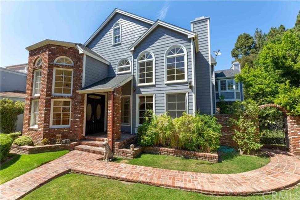 The legend of La Linda Drive Big houses for little families • Long